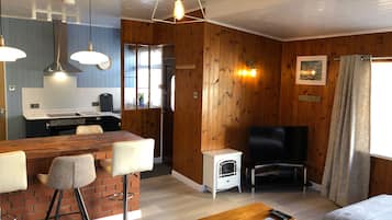 Comfort Cottage, 2 Bedrooms, Non Smoking | Living area | 42-inch flat-screen TV with digital channels, TV, Netflix