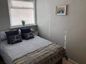 Chaumière Confort, 2 chambres, non-fumeur | Lit avec matelas en mousse à mémoire, rideaux d’obscurcissement