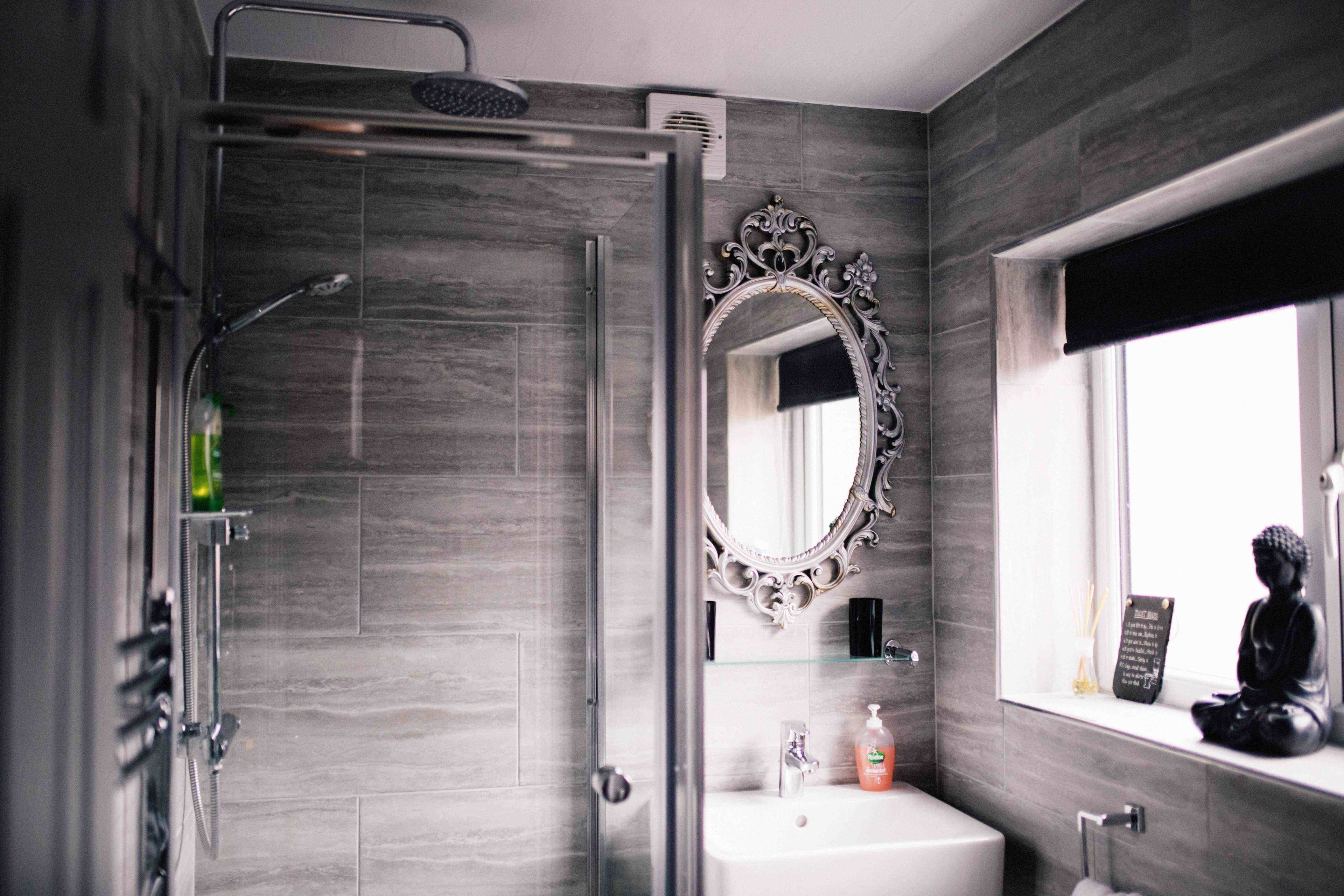 Appartement Signature, plusieurs lits, non-fumeurs | Salle de bain | Articles de toilette gratuits, sèche-cheveux, serviettes fournies