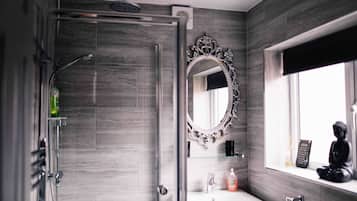 Appartement Signature, plusieurs lits, non-fumeurs | Salle de bain | Articles de toilette gratuits, sèche-cheveux, serviettes fournies