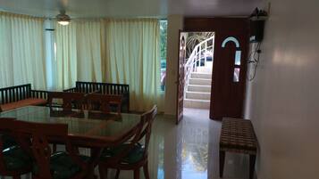 Family Apartment, 1 Bedroom, Accessible, Smoking | In-room dining