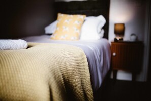 Duplex Apartment | Blackout drapes, soundproofing, iron/ironing board, free WiFi - Docker's Digs (Gateshead)