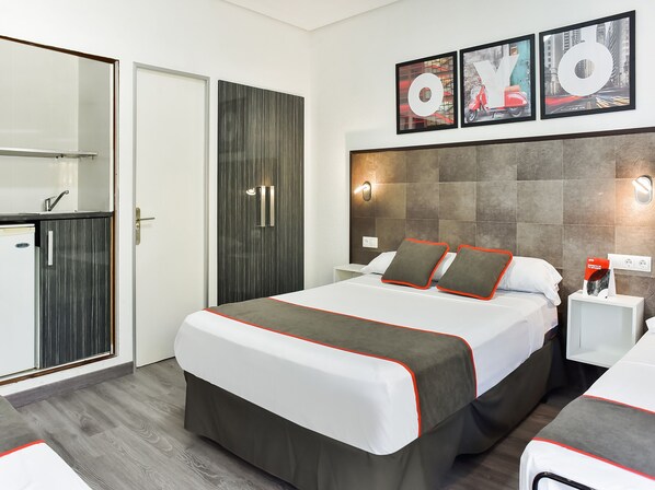 مكتب ومساحة عمل للكمبيوتر المحمول وواي فاي مجانًا وملاءات أسرّة