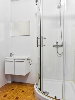 Habitación cuádruple | Baño | Ducha, secador de pelo y toallas