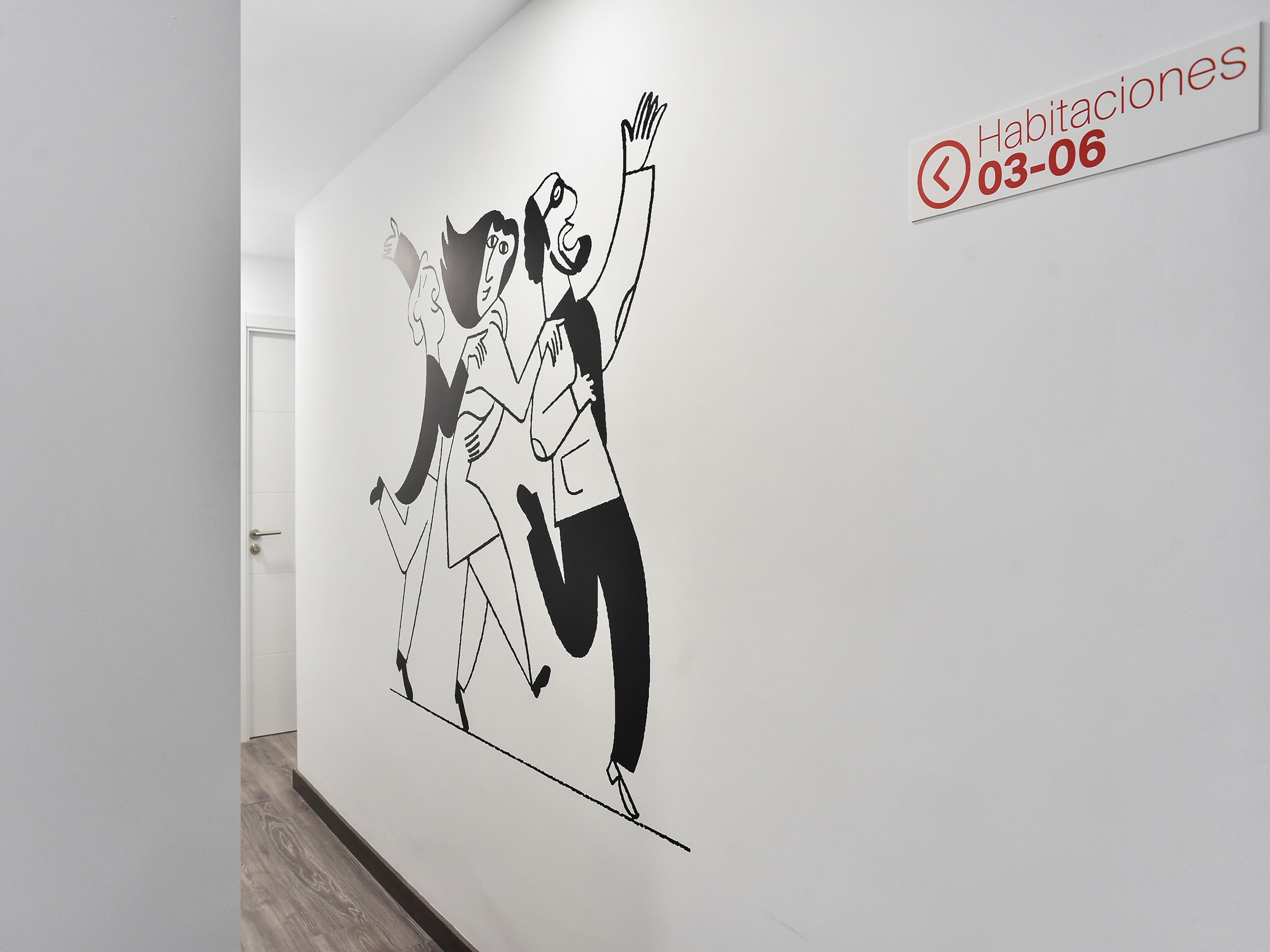 Un pasillo con un mural que muestra a dos personas bailando.