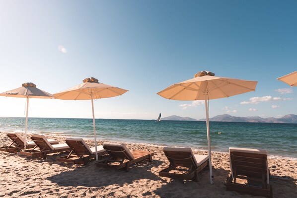 Privéstrand vlakbij, wit zand, ligstoelen, parasols