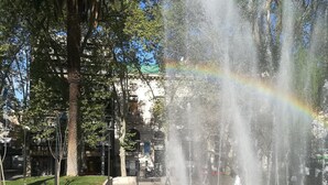 Eine öffentliche Fontäne mit Wasserstrahlen und einem Regenbogen.