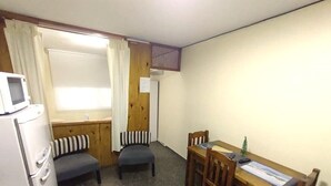 City Apartment, 2 Katil Bujang (Single), City View | Dapur peribadi | Peti sejuk/penyejuk beku saiz penuh, ketuhar gelombang mikro, dapur 
