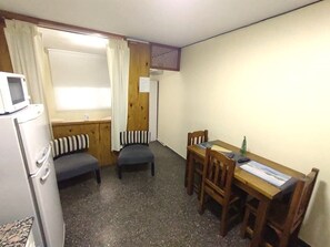City Apartment, 2 Single Beds, City View | Private kitchen