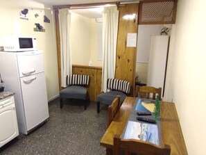 City Apartment, 2 Single Beds, City View | Living area - Monoambiente en Mendoza (Mendoza)