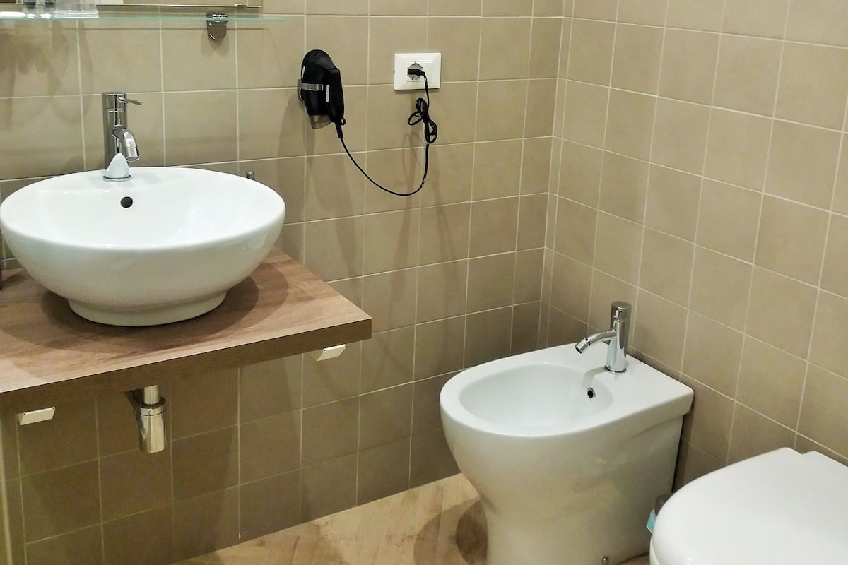 Dusch, regndusch, gratis toalettartiklar och hÄrtork