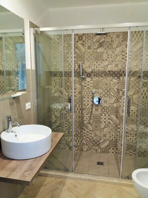 Deluxe-Doppelzimmer | Badezimmer | Dusche, Regendusche, kostenlose Toilettenartikel, Haartrockner