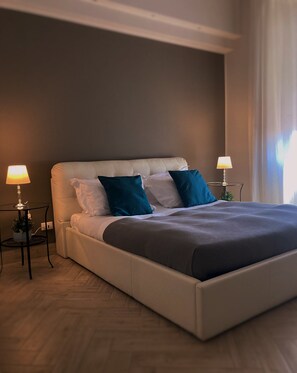 Habitación Deluxe doble | Edredones de plumas, escritorio, cortinas opacas