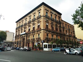 Un edificio a più piani dallo stile architettonico classico, con balconi e ampie finestre.