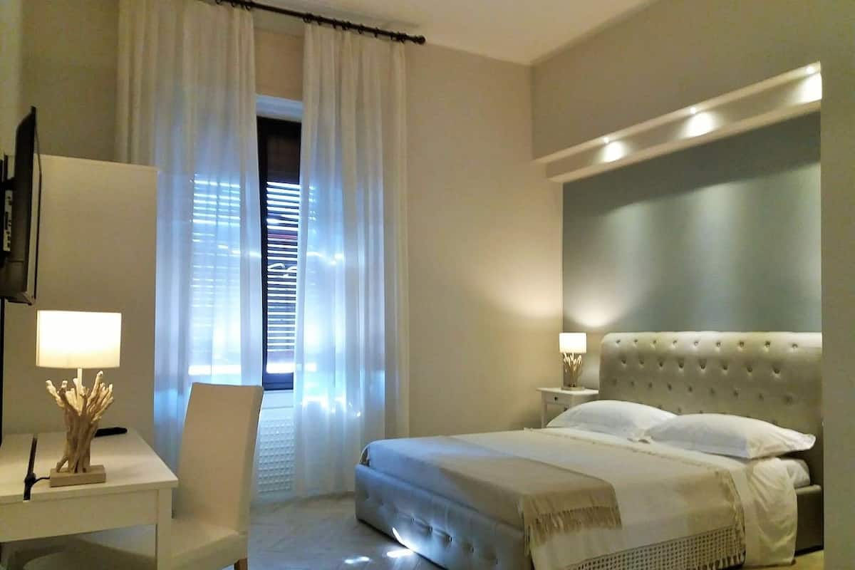 Habitación triple clásica | Edredones de plumas, escritorio, cortinas opacas