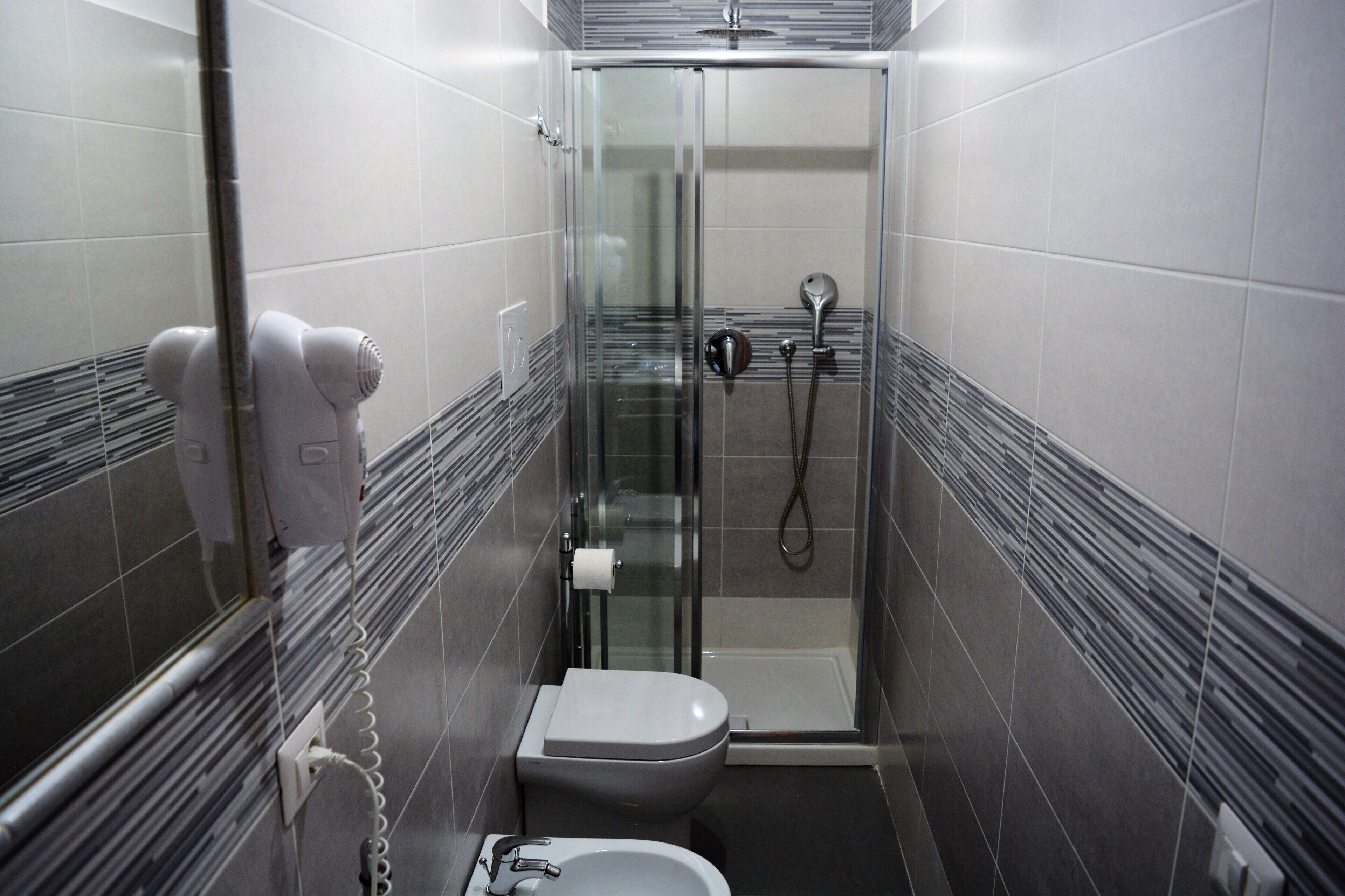 Habitación cuádruple clásica | Baño | Ducha, bidé y toallas