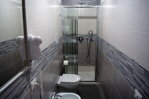 Habitació quàdruple clàssica | Bany | Dutxa, bidet i tovalloles 