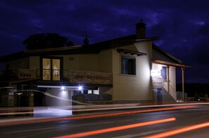 Front of property – evening/night - Artistico Relax B&B (Venticano)