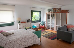 A bedroom with a bed, a chair, a wardrobe, and a window. - Casa Lourido (Sada)