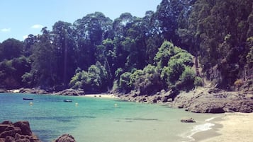 Una spiaggia nelle vicinanze