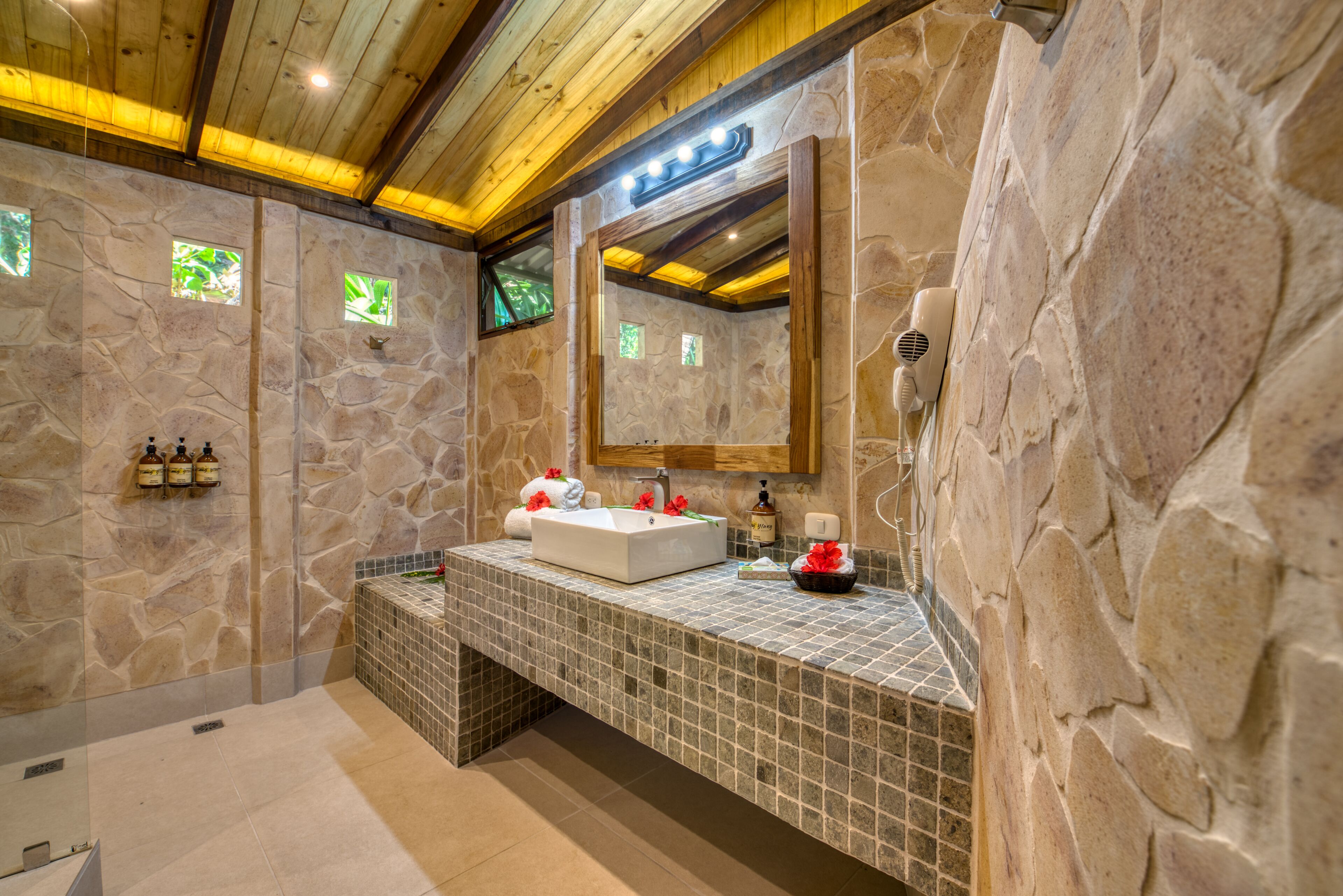 colibri bungalow | bathroom | shower, free toiletries, towels