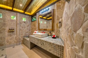 Colibri Bungalow | Bathroom | Shower, free toiletries, towels - Ylang Ylang Beach Resort (Cóbano)