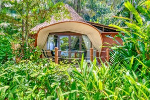 In-room safe, free WiFi, bed sheets