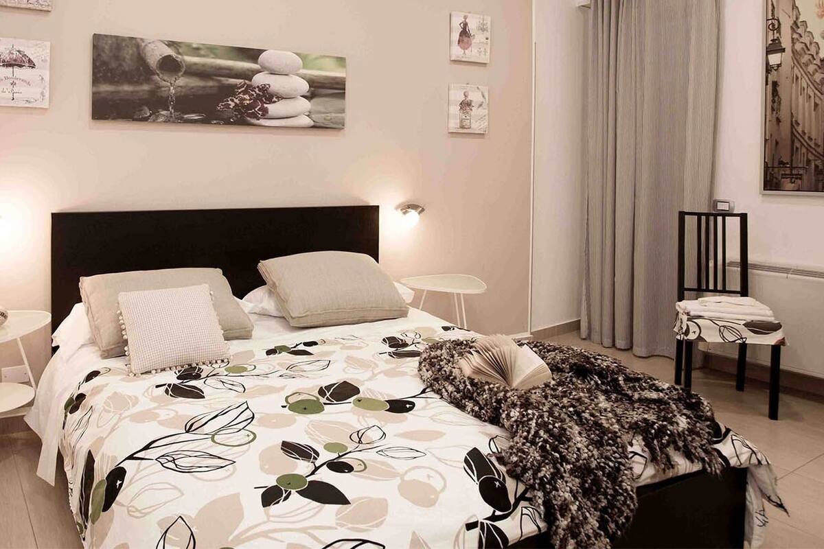 Deluxe Double Room, Private Bathroom (Violino) | Desk, soundproofing, iron/ironing board (on request), cribs (free)