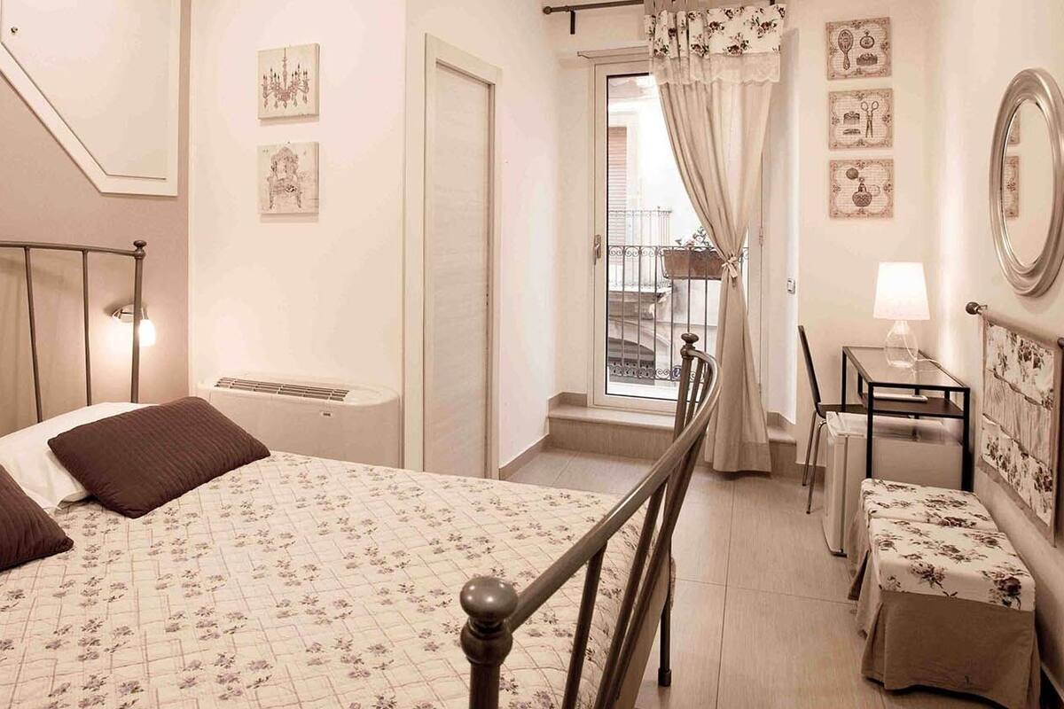 Suite, Balcony (Tromba) | Desk, soundproofing, iron/ironing board (on request), cribs (free)