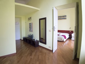 Frette Italian sheets, premium bedding, down duvets, desk - Residenza Viani Guesthouse (La Spezia)