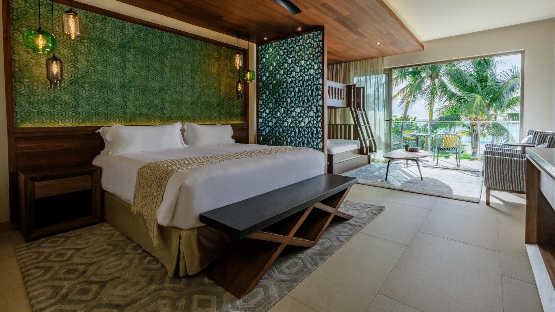 Ropa de cama de alta calidad y minibar con artículos gratuitos