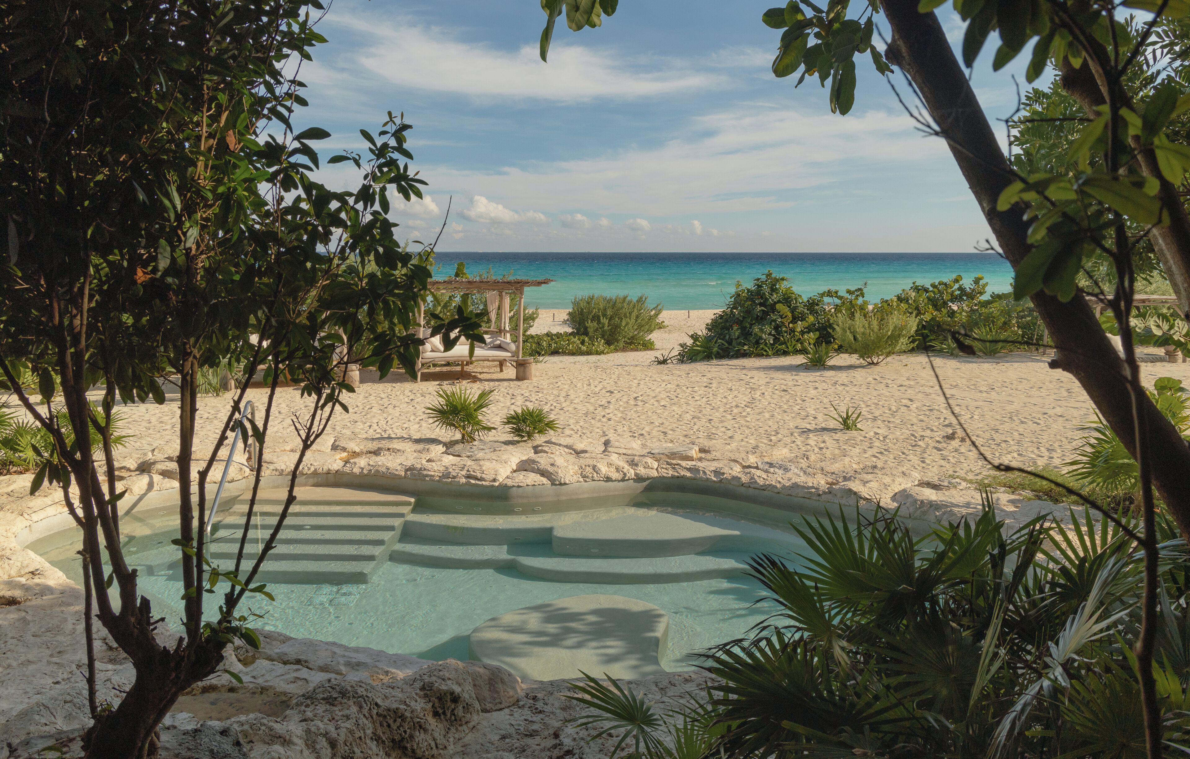 6 piscines extérieures, cabanons gratuits, parasols de plage