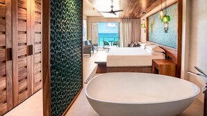 Un hotel moderno con una bañera grande, un balcón con vista al mar y suelo de madera.