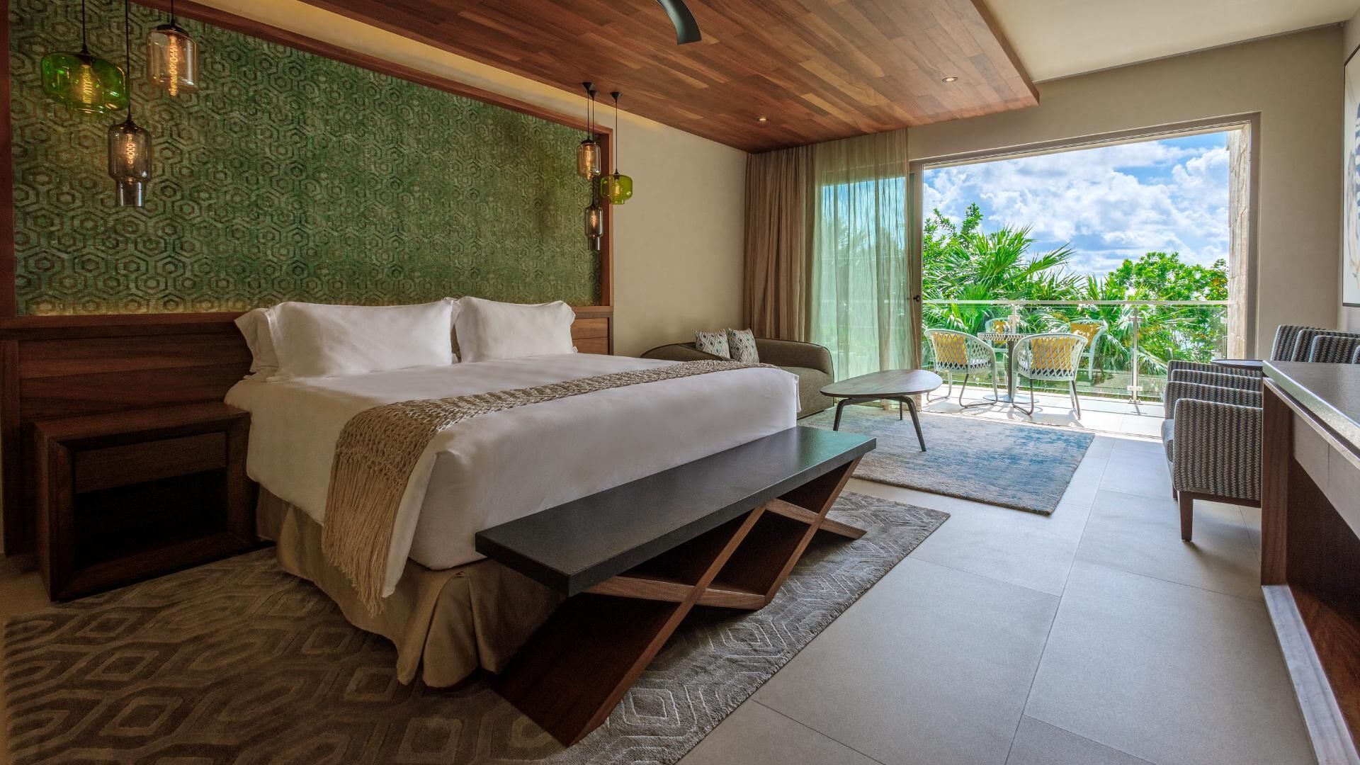 Ropa de cama de alta calidad y minibar con artículos gratuitos