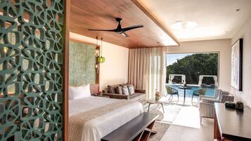 Une chambre d’hôtel moderne équipée d’un lit, d’un canapé, d’une table à manger et offrant une vue sur une piscine extérieure.