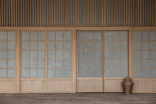 Ein traditioneller japanischer Raum mit Schiebetüren und Holzboden.