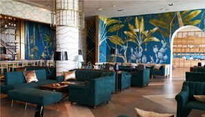 4 restaurantes, se sirven desayunos, cenas, brunch y cocina mediterránea