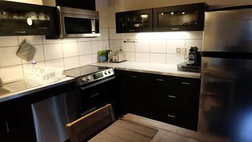 Großer Kühlschrank, Mikrowelle, Ofen, Herdplatte