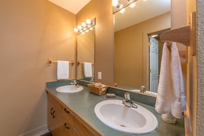 Bathroom sink - Big Sky - Firelight 464 (Big Sky)
