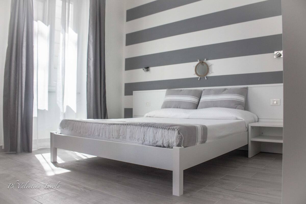 Superior Room, 1 Queen Bed, Non Smoking | Down duvets, in-room safe, desk, laptop workspace