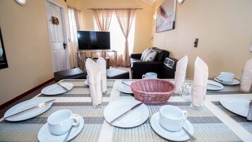 Premium Cabin, 3 Bedrooms | Makan dalam bilik