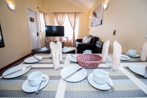 Premium-Ferienhütte, 3 Schlafzimmer | Essbereich im Zimmer