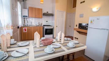 Kabin Premium, 3 kamar tidur | Makan di kamar
