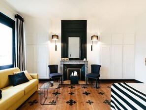 Chambre triple Prestige, salle de bain attenante, vue sur le jardin (CEPAGES NOIR ET BLANC) | Literie de qualité, lit avec matelas à plateau-coussin