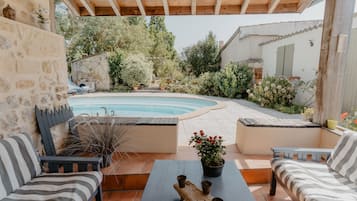 AuĂenpool (je nach Saison geöffnet), beheizter Pool, LiegestĂŒhle