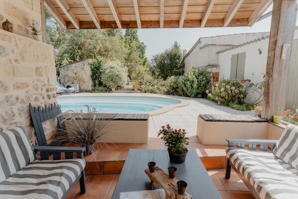 Piscine extérieure en saison, piscine chauffée, chaises longues