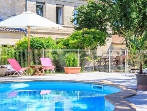 Piscina a l'aire lliure de temporada, piscina climatitzada i gandules