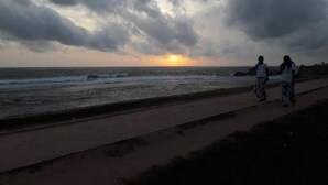 A sunset over the ocean with a cloudy sky. - Villa ok (Unawatuna)