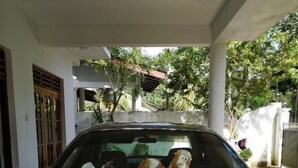 A car with a visible license plate and a dog in the back seat. - Villa ok (Unawatuna)