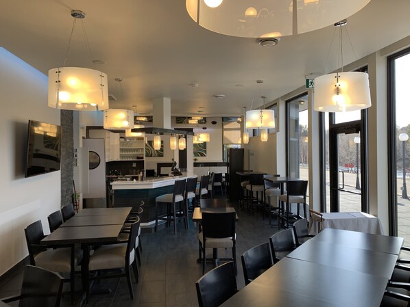 Full breakfast for a fee on weekdays - Motel Chute Des Pères (Dolbeau-Mistassini)